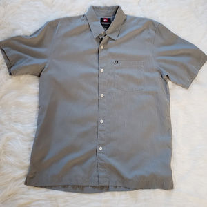 Quiksilver Shirts - Quicksilver men's relaxed fit short sleeved Shirt. Quiksilver Shirts - Quicksilver men's relaxed fit short sleeved Shirt.